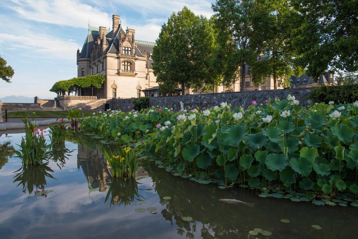 The Walled Garden, with a conservatory on its grounds. (Courtesy of The Biltmore Company）