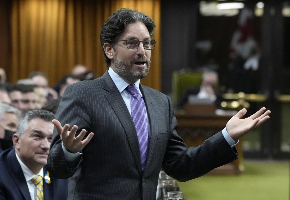 Party Divide Prompts 2 Ontario MPs to Switch Allegiances in Conservative Leadership Race