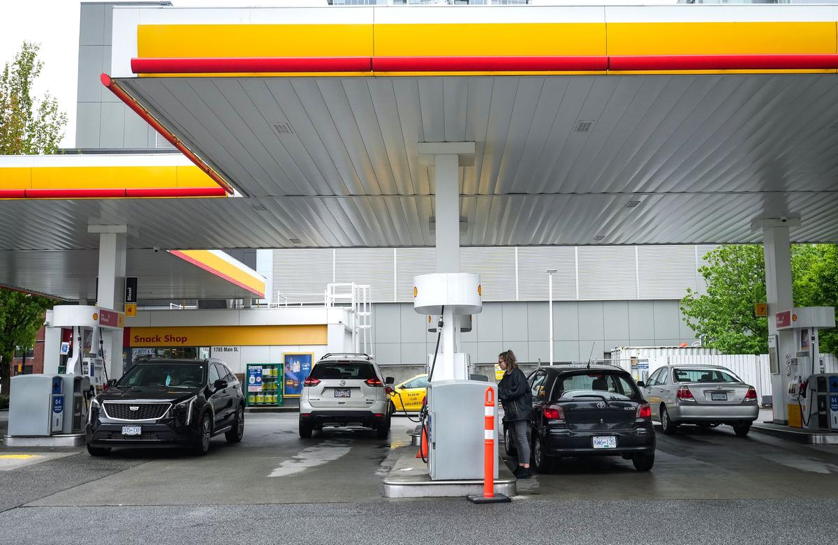 Canadian Consumers Pull Back on Spending Amid High Prices, Interest Rates: Experts