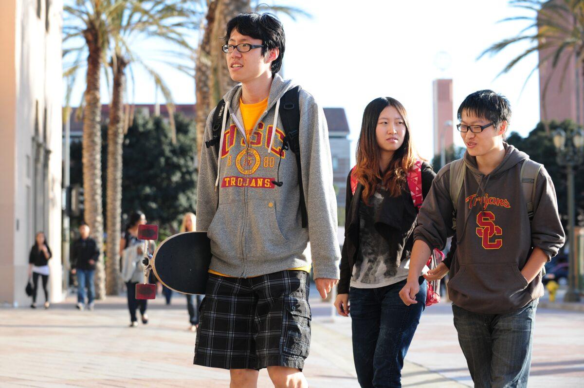 USC students on their way to attend a memorial service on April 18, 2012 in Los Angeles, California. (Frederic J. Brown/AFP via Getty Images)