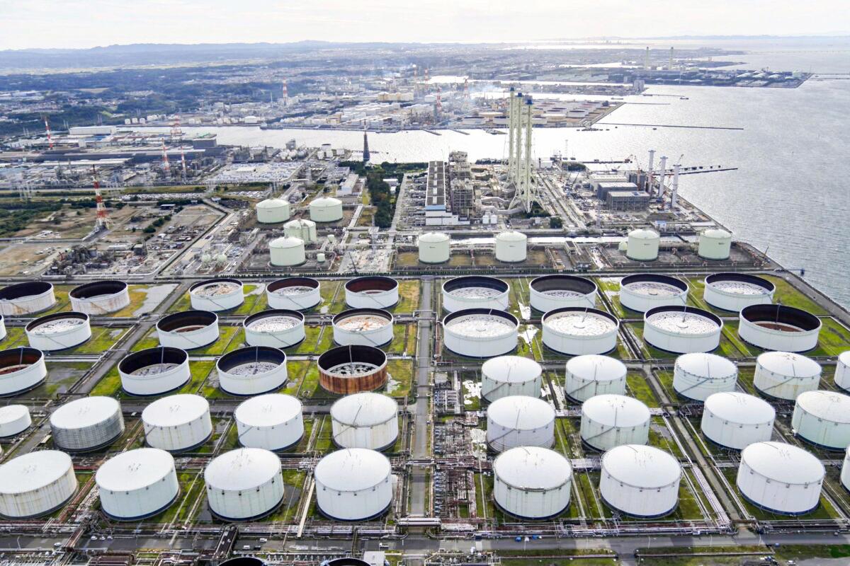 Oil Rises on Prospects of Less Aggressive US Rate Hike