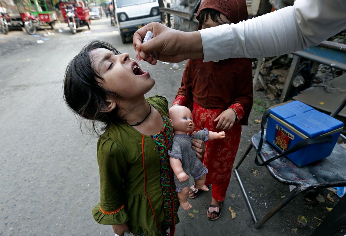 Gunmen Kill 2 Policemen, Polio Worker in Northwest Pakistan