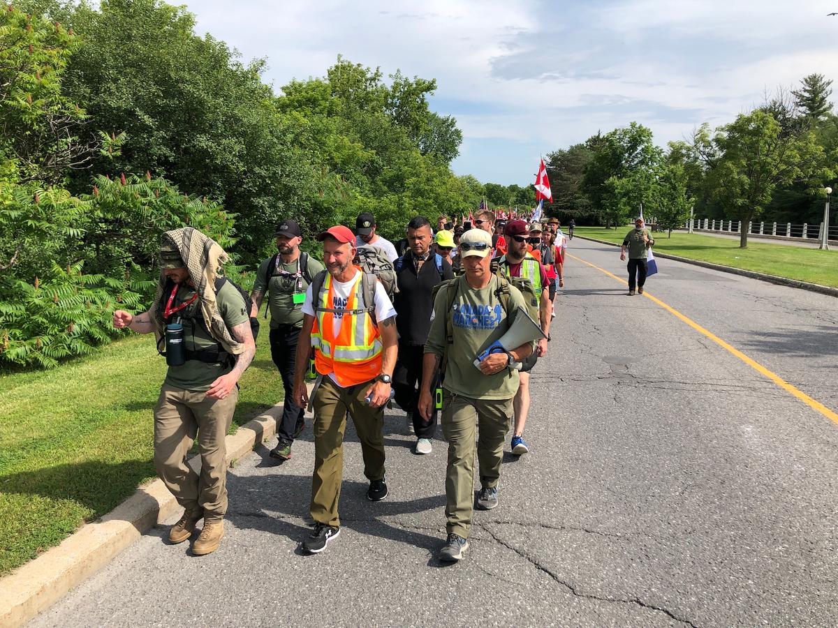 Veteran on Cross-Country Trek for Freedoms Joined by 1,000 Supporters on Last Leg of Journey: Photo Report
