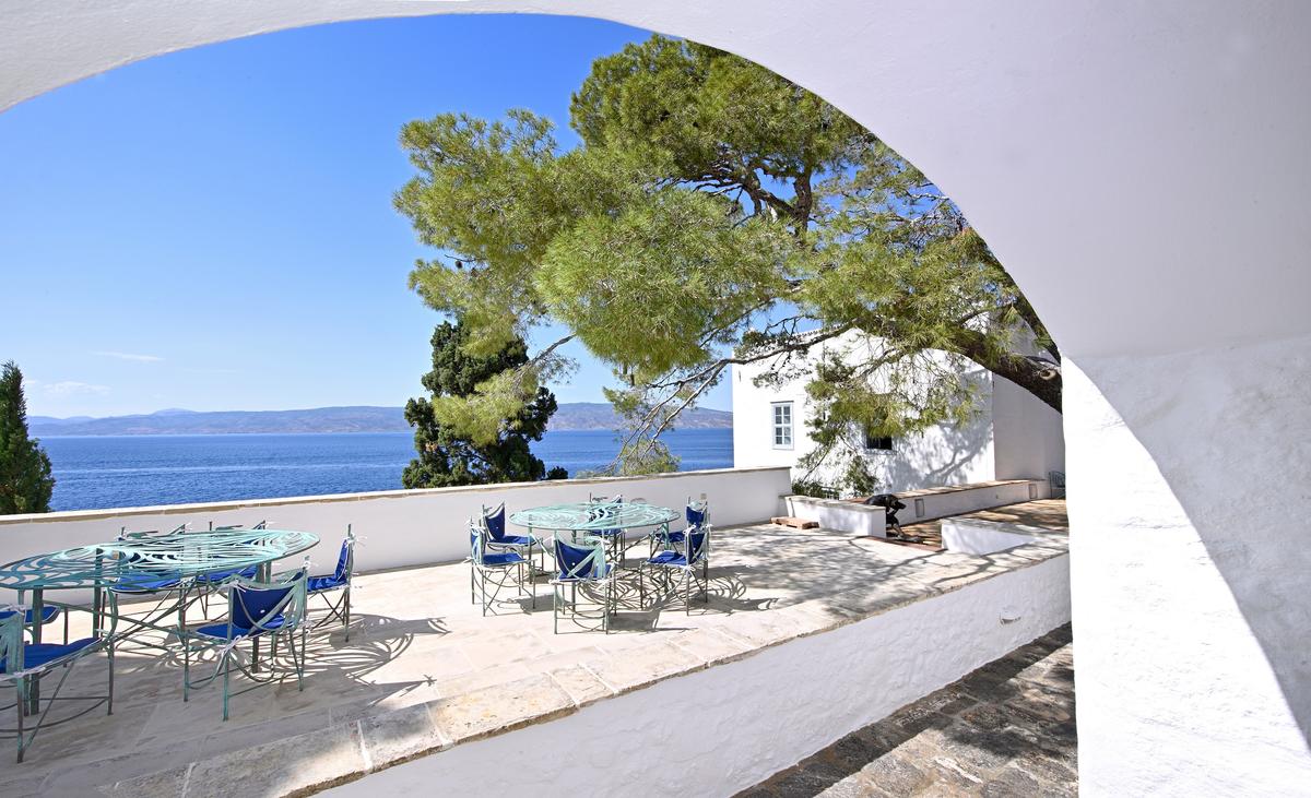 A Truly Priceless Hydra Island Manor