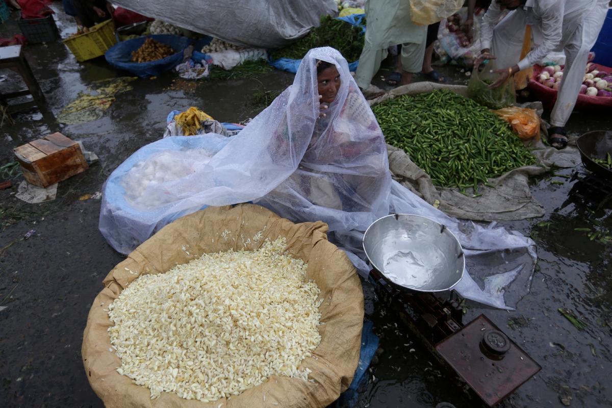 Pakistan’s Central Bank Boosts Interest Rate to Highest Since 1999