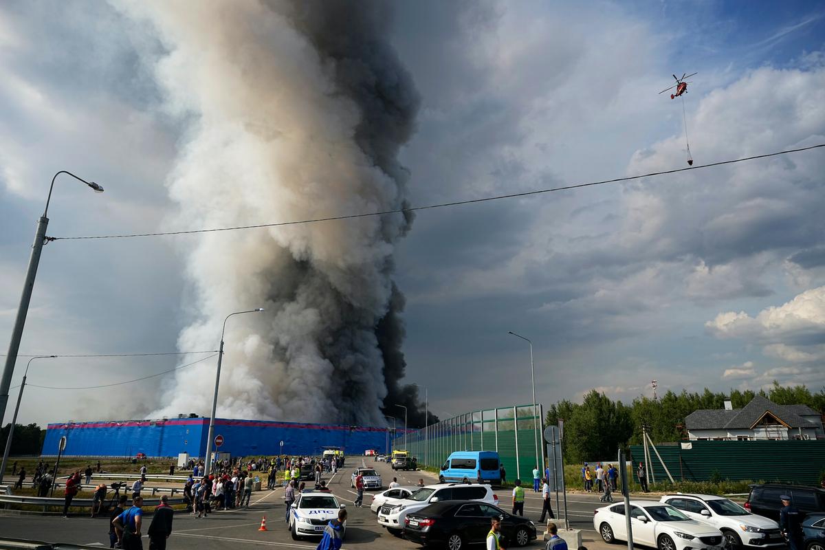1 Killed, 13 Injured in Massive Warehouse Fire Near Moscow