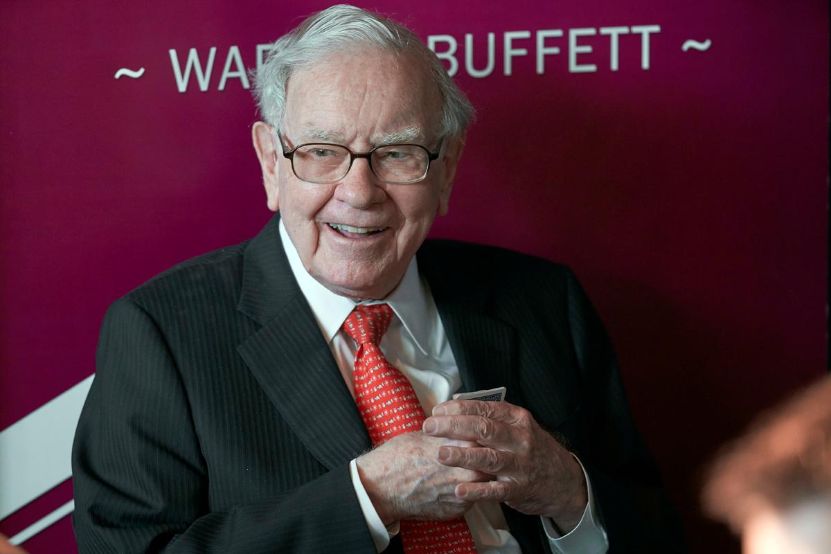 Buffett’s Firm Buys More Apple, Amazon While Betting on Oil