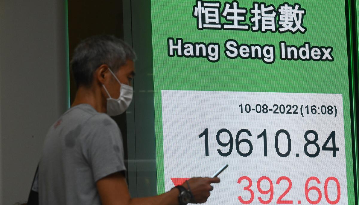 HSI Index Falls 392 Points, Longfor Properties Down 16 Percent, Cathay Pacific Posts Interim Loss