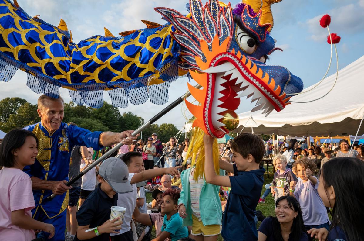 Locals Embrace Chinese Culture at Deerpark Moon Festival