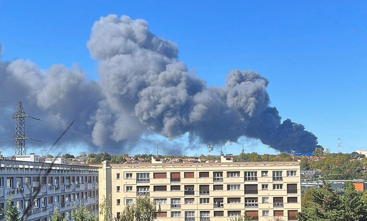 Fire Breaks Out at World’s Biggest Produce Market in Paris