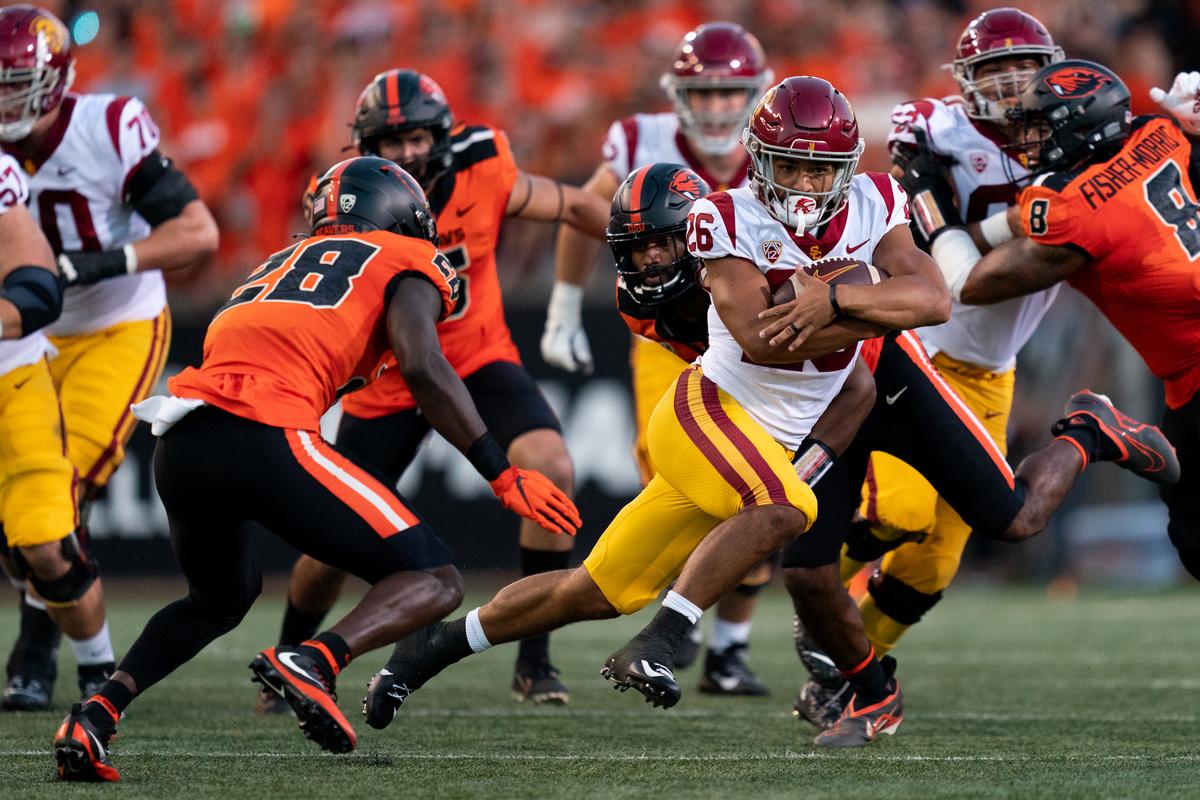 No. 7 Southern Cal Ekes out 17–14 Win Over Oregon St.