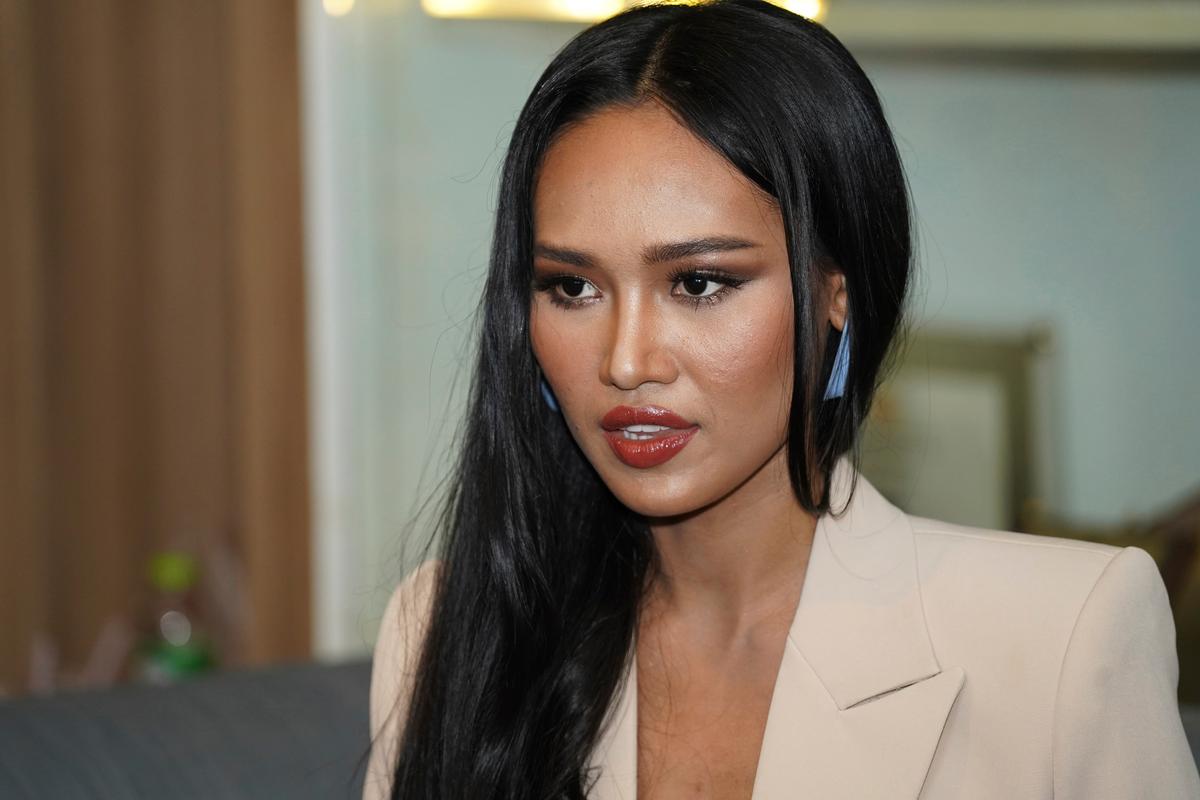 Model Fearing Burma’s Military Heads to Asylum in Canada