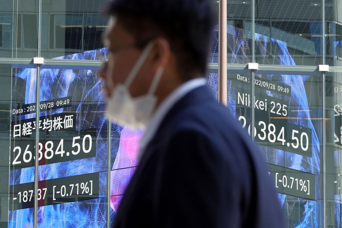 World Shares Sharply Lower After Wobbly Day on Wall Street