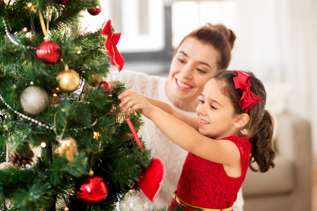 Simple Christmas Traditions to Share With Your Family