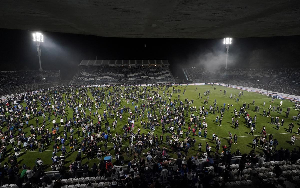 Fan Dies in Argentina, Match Abandoned as Players Forced Off Due to Tear Gas
