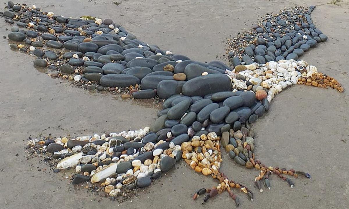 PHOTOS: Family Creates Stunning Artwork Using Pebbles, Turning Beach Time Into Wellness Time
