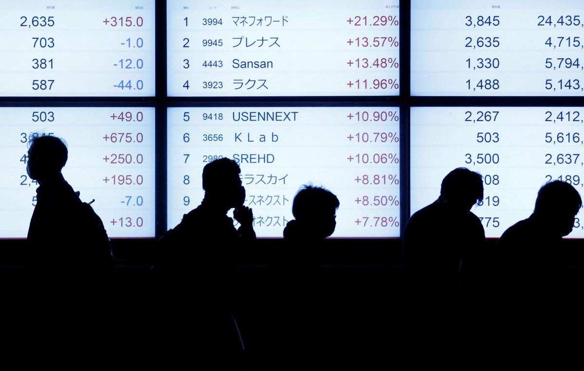 Stocks Sag, Bond Yields Firm as Yen Sinks Further