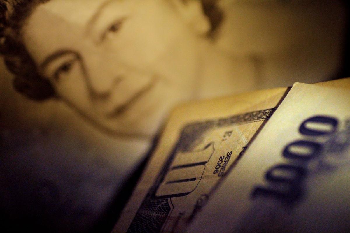 Yen Slides Further to 151 per Dollar, Pound Falls on UK Turmoil
