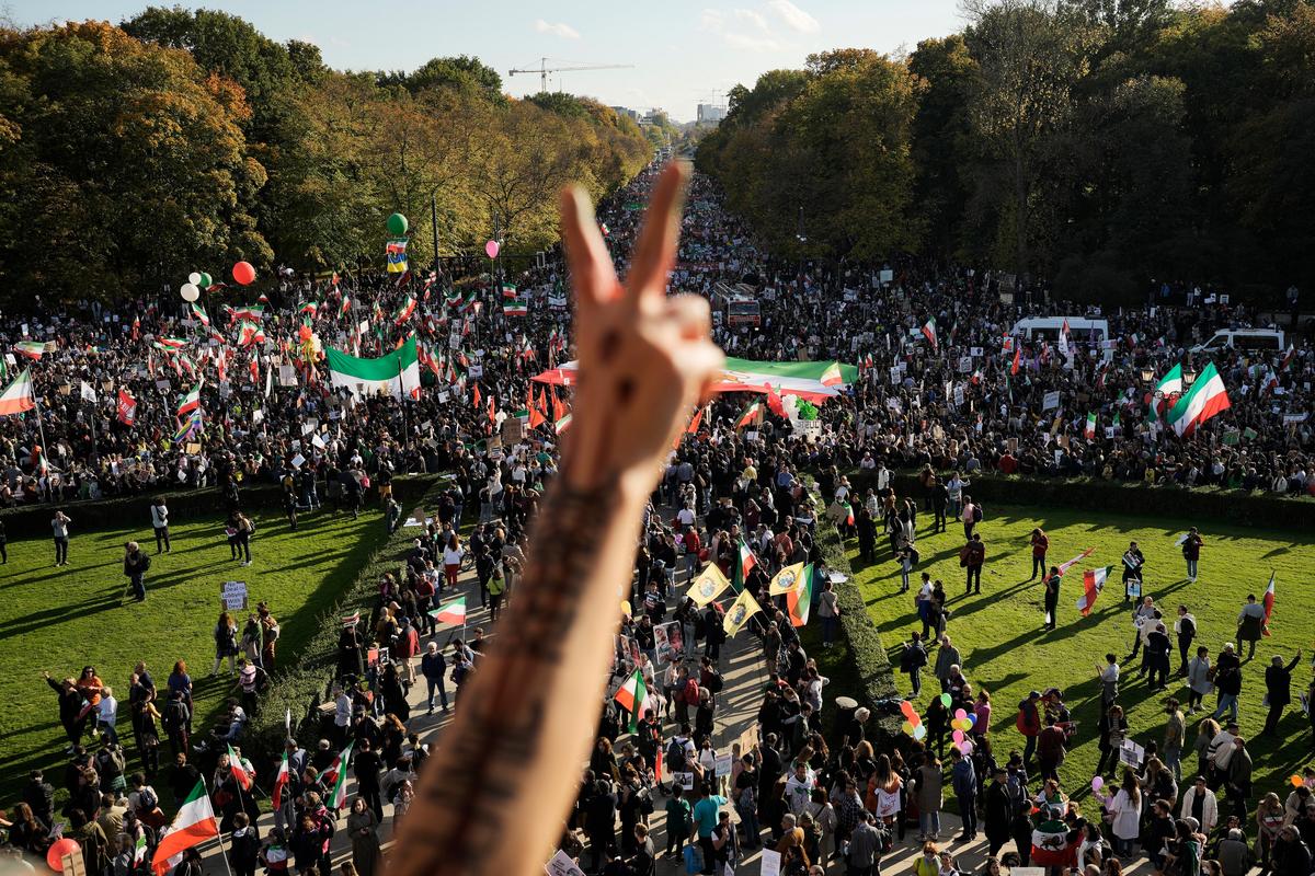 Iran Protests Trigger Solidarity Rallies in US, Europe