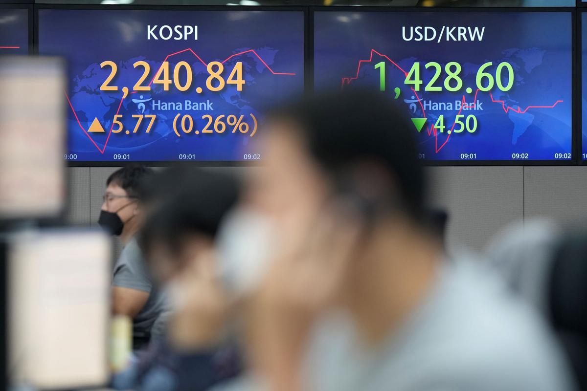 Global Stocks Higher on Hopes US Rate Hike Plans Will Ease