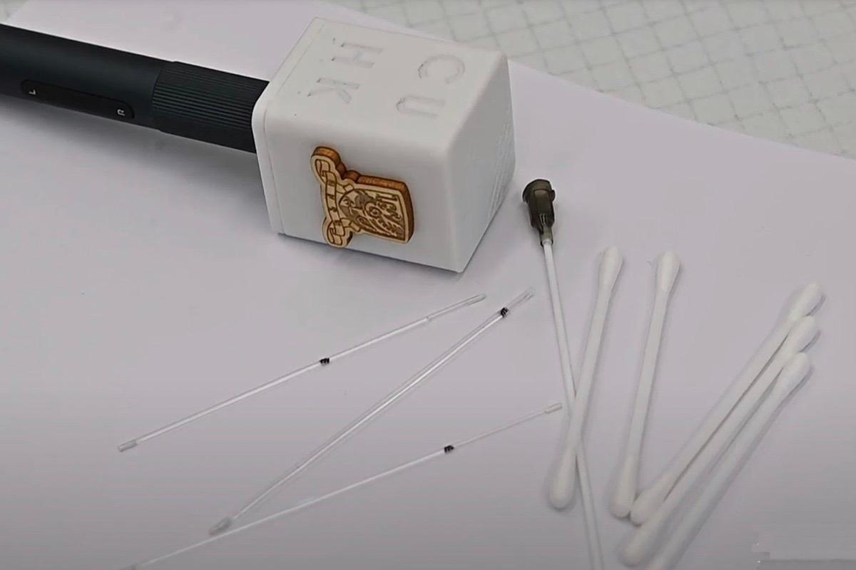 The "Magnetron Controlled Spiral Micro Robot" is just the size of a grain of dust, making for easy control and disposal. (Sung Pi-lung/The Epoch Times)