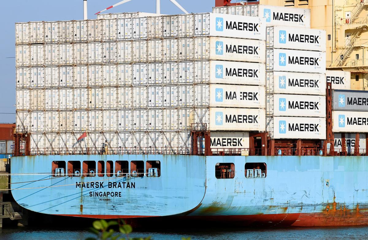 Maersk Sees Container Demand Slowing as Recession Looms