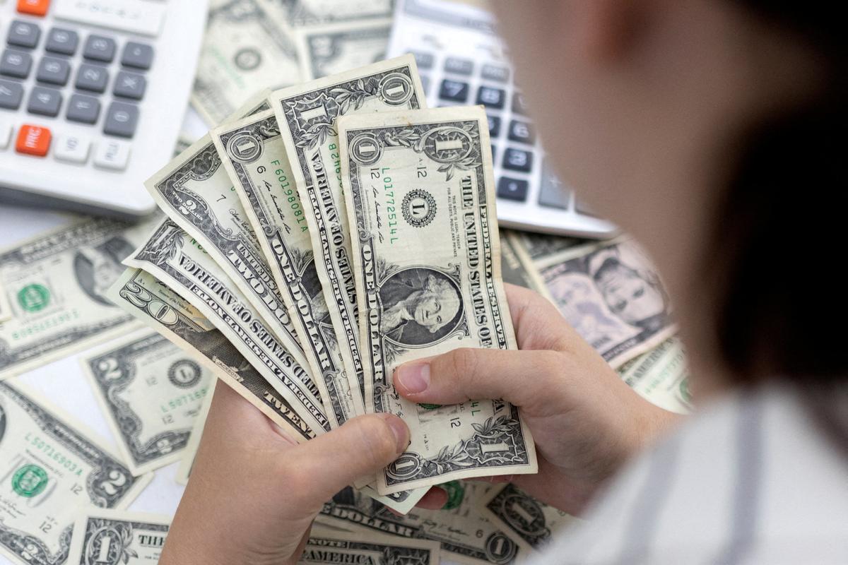 Dollar Falls as Fed Decision Looms, Yen and Real Gain