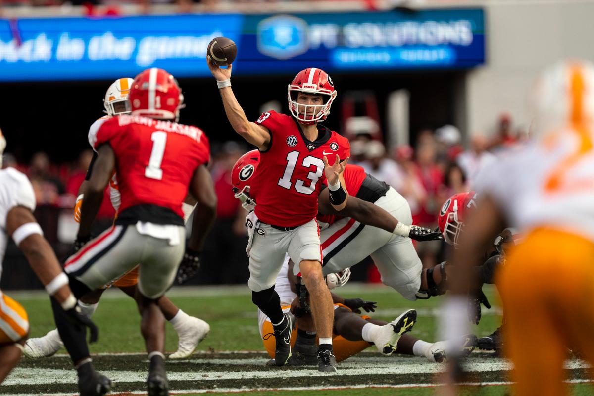 No. 1 Georgia shuts down QB Hooker, No. 2 Tennessee, 27–13