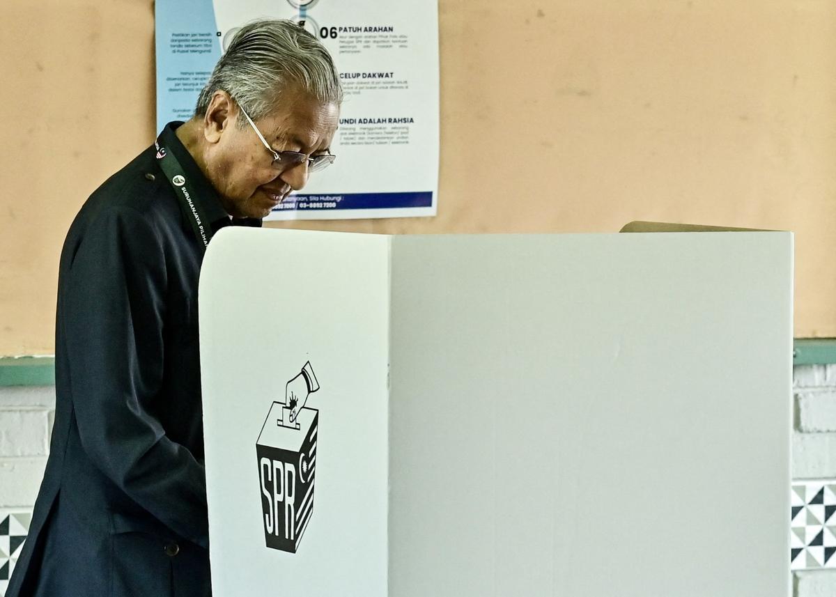 Malaysia Ex-PM Mahathir Loses Seat in First Election Defeat in 53 Years