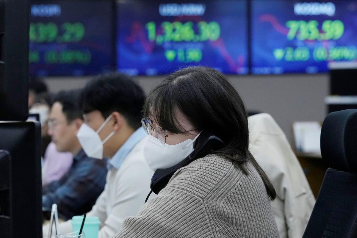 Global Shares Mixed as Investors Eye China Virus Crisis