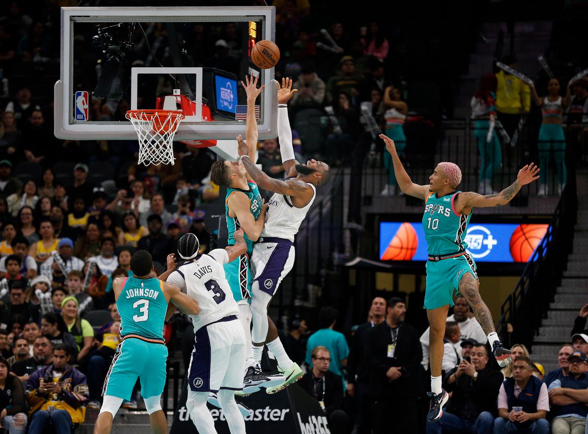 LeBron James Scores 39 as Lakers Best Spurs