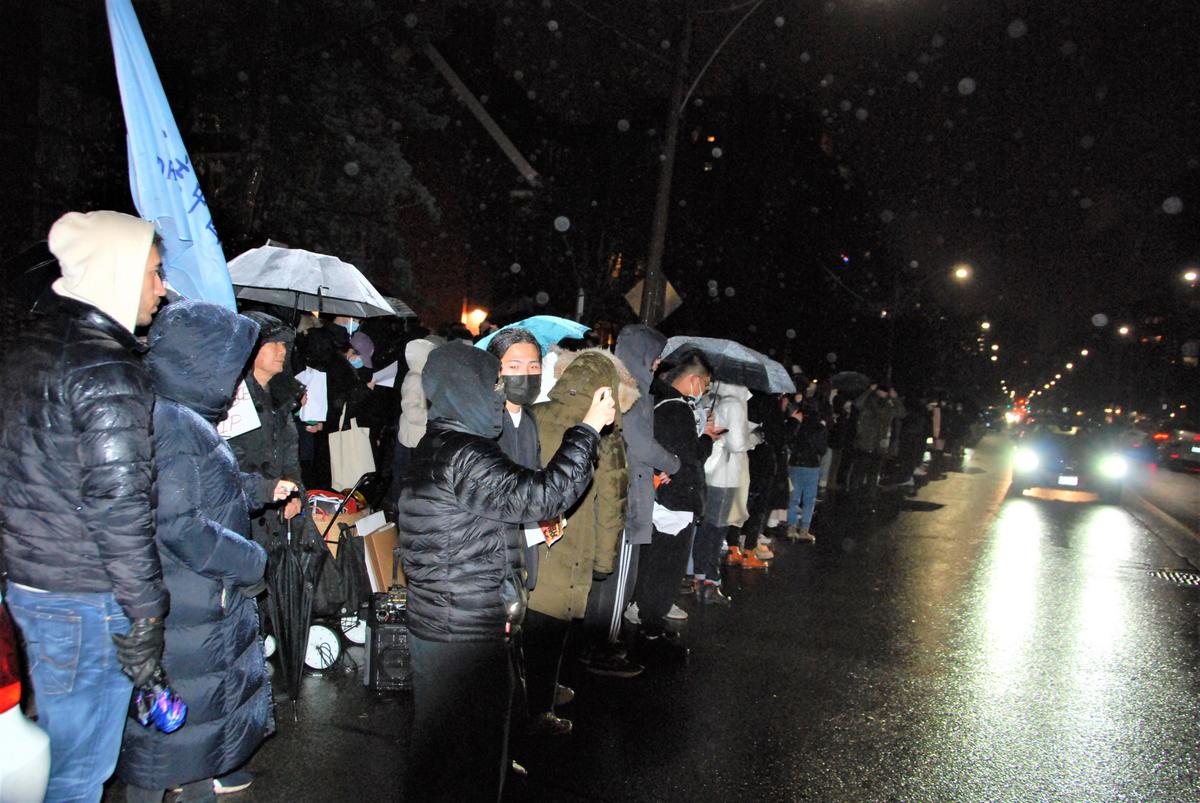 Nearly 1,000 Chinese Students in Toronto Rally in Solidarity With Protesters in China Against ‘Zero-COVID’ Policies