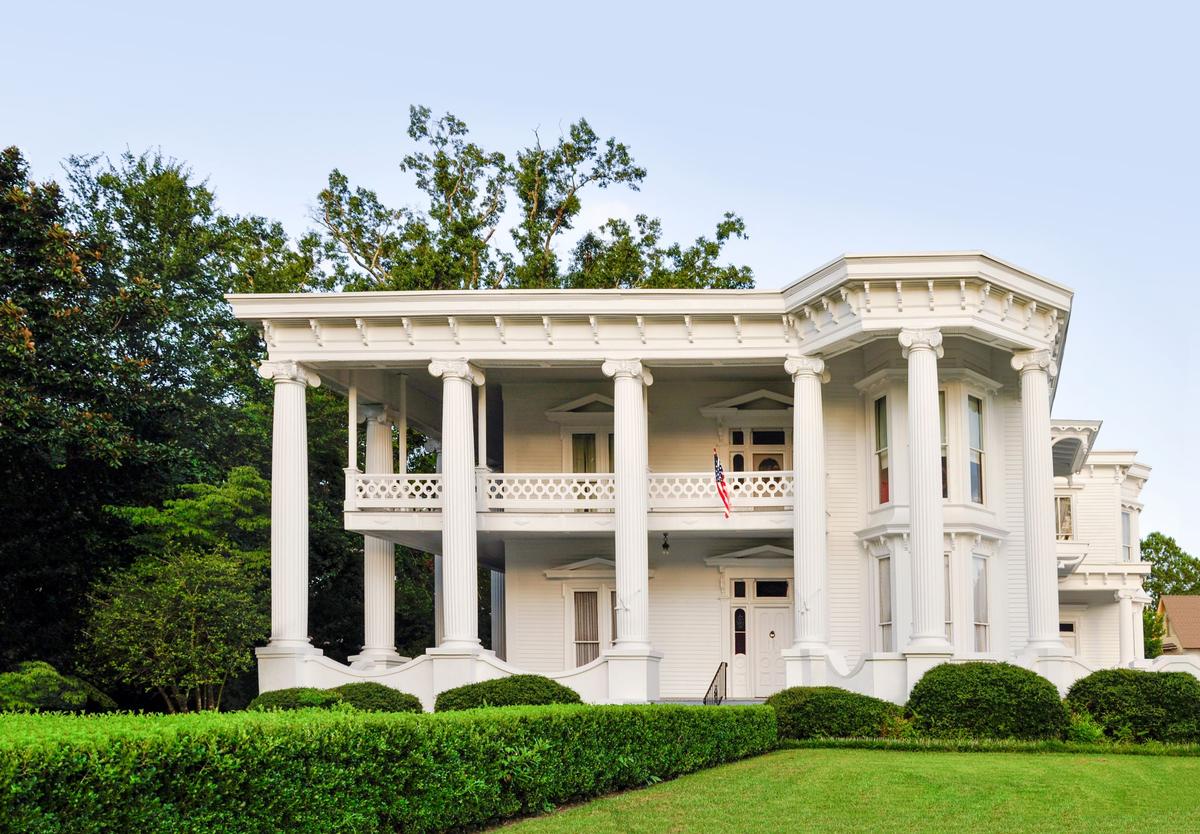 Merrehope: Pre-Civil War Home Dresses Up for the Holidays