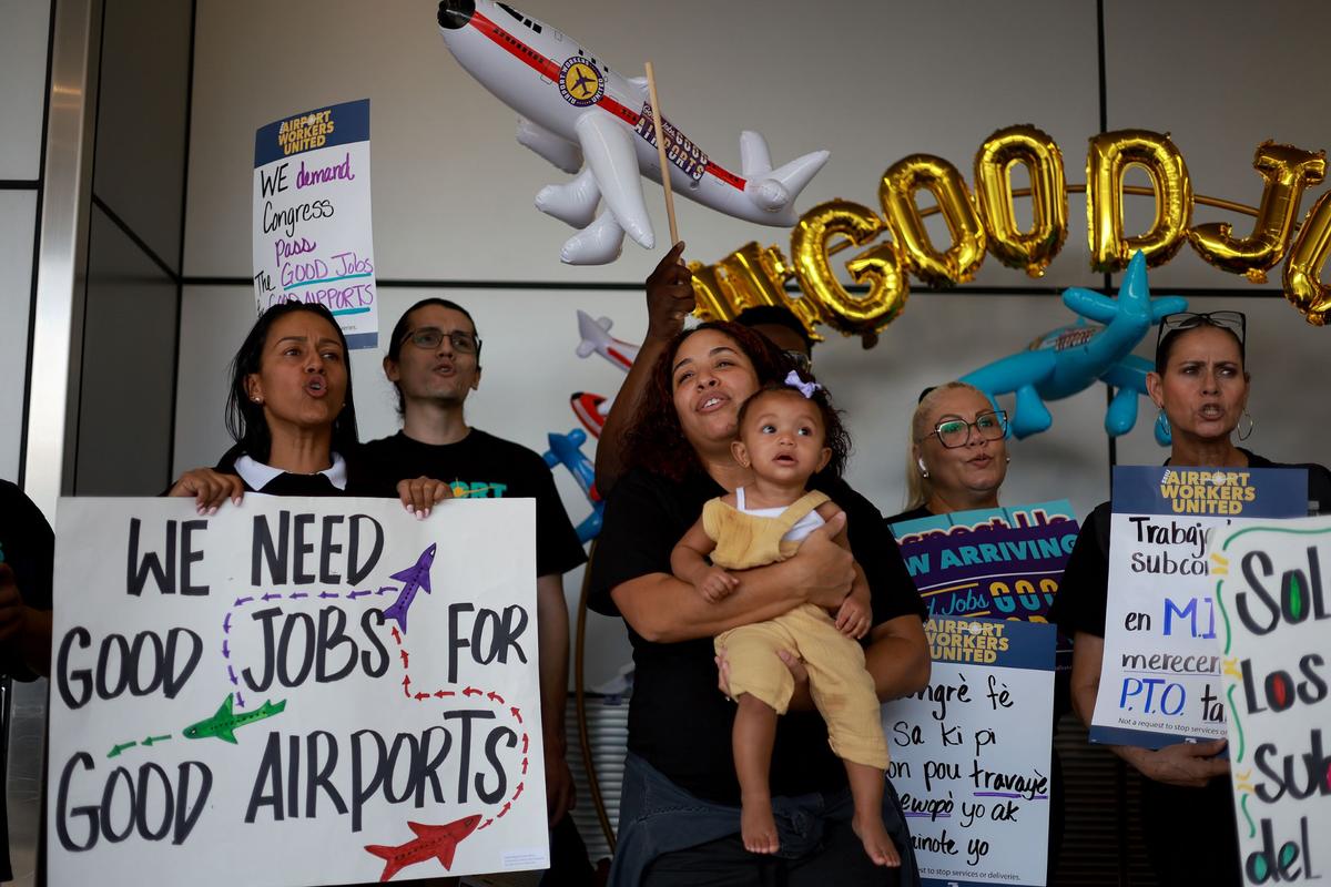 Workers Protest at 15 Major US Airports Demanding Higher Wages, Benefits
