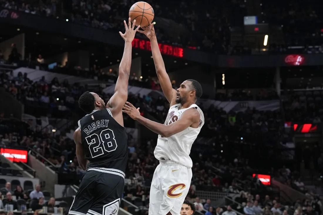 NBA Roundup: Spurs Bear Down in Final Seconds, Shock Cavs