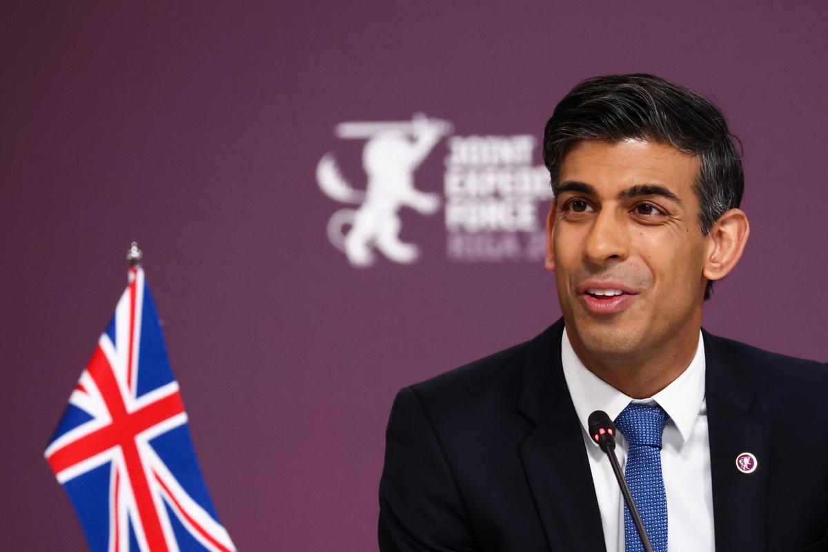 UK’s Sunak Holds Emergency Talks Over NHS Crisis