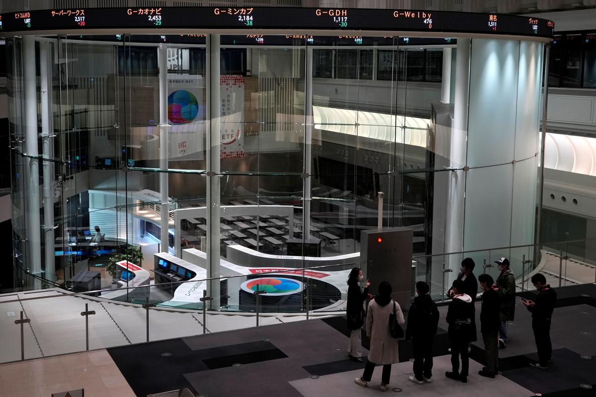 Asian Shares Higher in Thin Holiday Trading