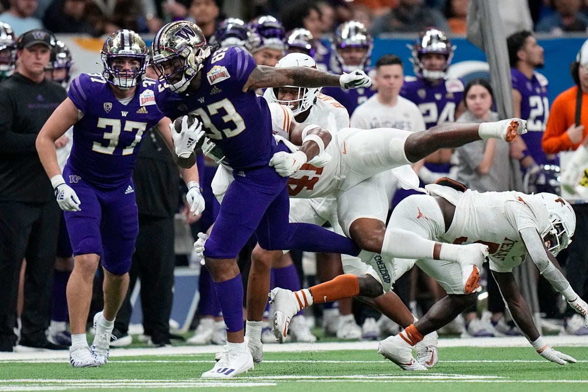 No. 12 Washington Holds Off No. 21 Texas 27–20 in Alamo Bowl