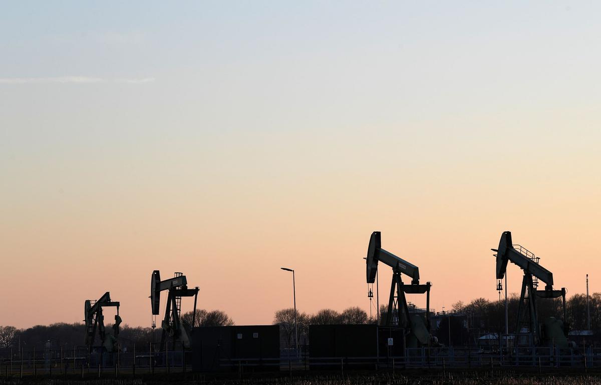 Oil Falls as Outlook for China, Global Economy Weigh
