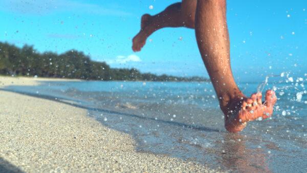 <span class="caption">Barefoot running tends to increase stress in the tissues of the foot and calf. </span>(Flystock/Shutterstock)