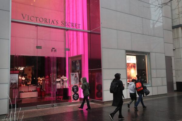 Shoppers walk past a Victoria's Secret store in Chicago on Nov. 21, 2019. (Scott Olson/Getty Images)