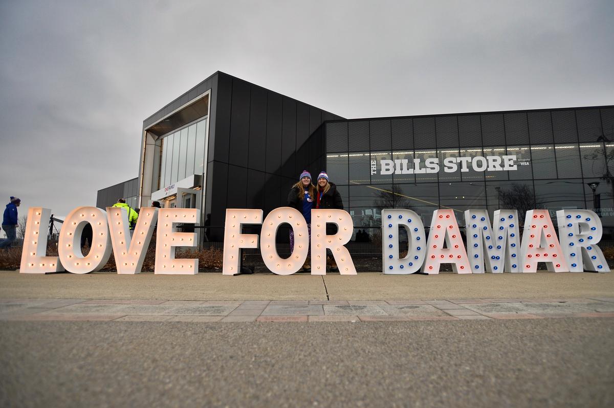 Bills Fans Honor Hamlin With Giant Get-Well Card