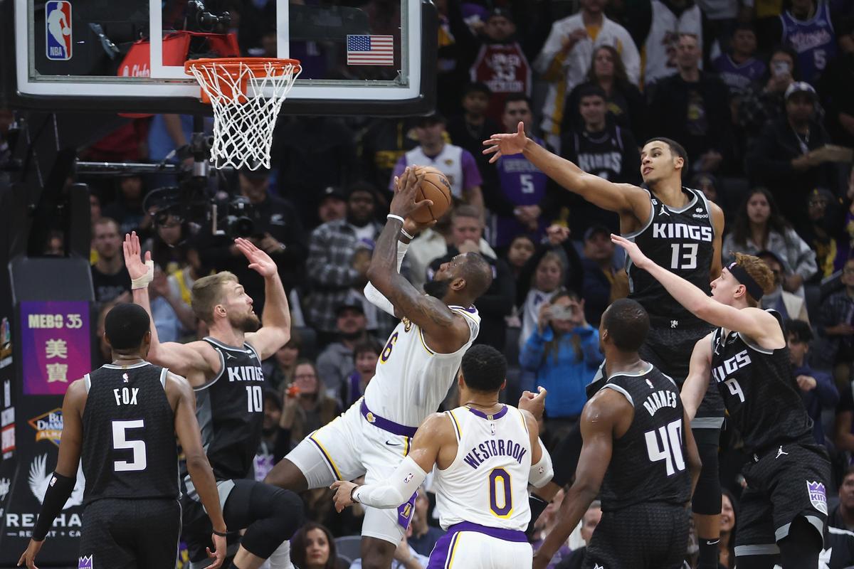 Lakers Edge Out Win vs. Kings in Offensive Showcase