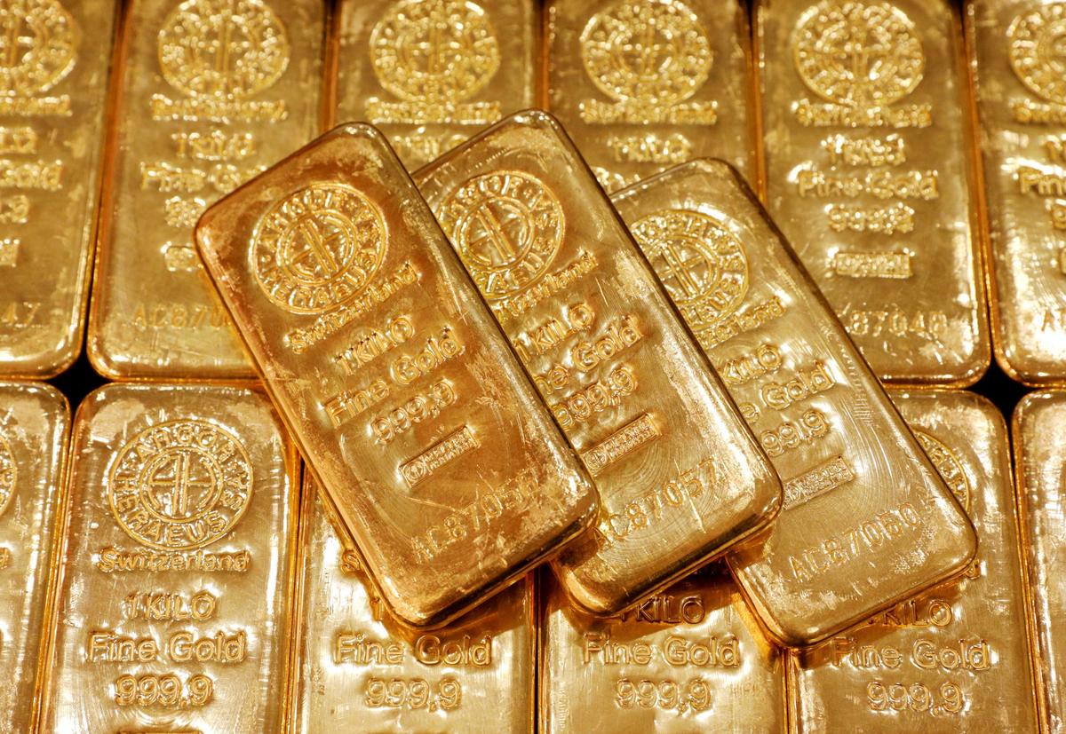 Gold Slides as Dollar Steadies, Traders Eye US Data