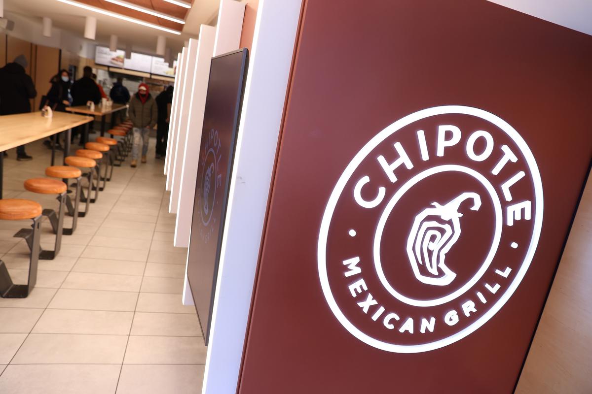Chipotle to Hire 15,000 Workers Across North America