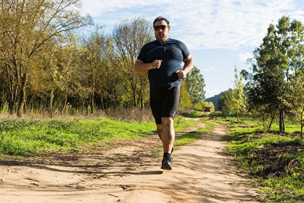 Exercise is important for eliminating visceral fat, but the key lies in diet control. (Giuseppe Elio Cammarata/Shutterstock)