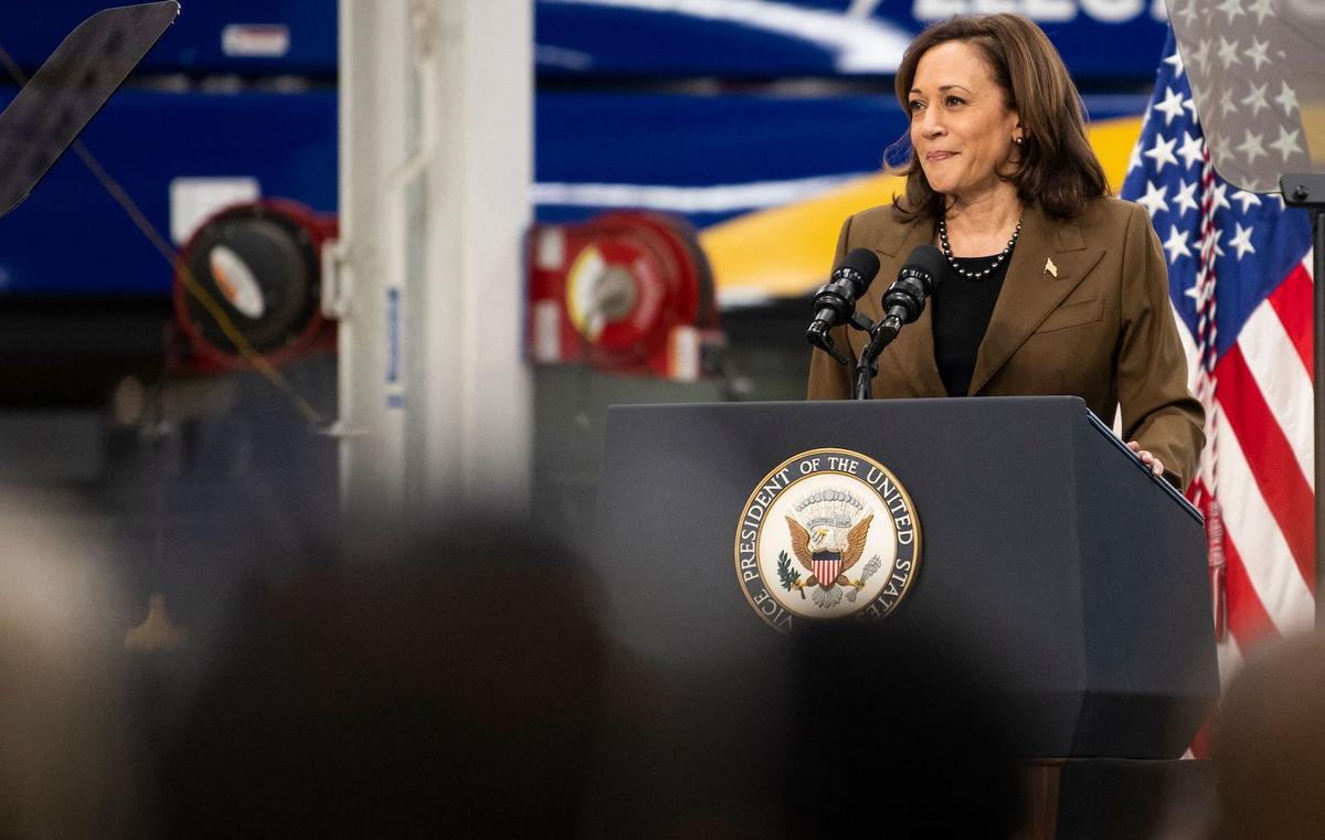Harris Visits Minnesota Electric Bus Plant to Tout Biden’s Commitment to Clean Energy