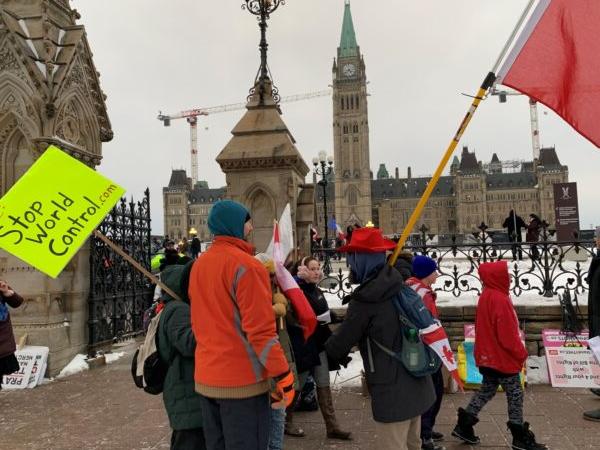 Protesters mark the one-year anniversary of police removal of the Freedom Convoy in Ottawa on Feb. 18, 2023. (Jonathan Ren/The Epoch Times)
