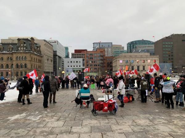 Protesters mark the first anniversary of police removal of the Freedom Convoy in Ottawa on Feb. 18, 2023. (Jonathan Ren/The Epoch Times)