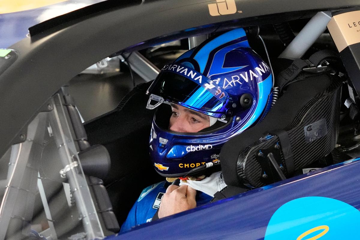 Johnson Provides Early Daytona Thrills in NASCAR Comeback